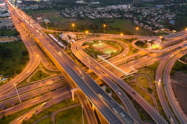 Luftbild von Autobahnkreuzungen. Draufsicht der städtischen Stadt, Bangkok nachts, Thailand.