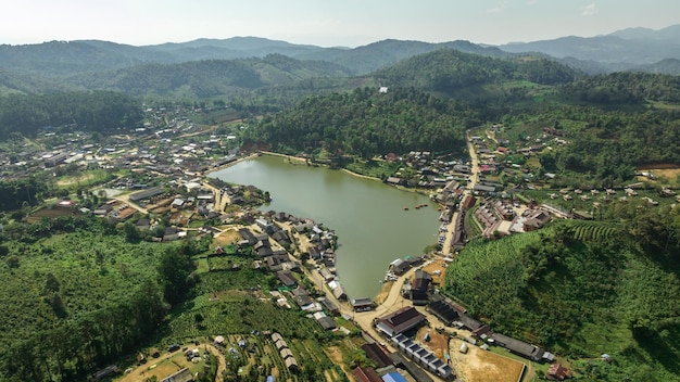 Luftbild von Ban Rak Thai Village Hotel im chinesischen Stil und berühmte Touristenattraktionen des Resorts