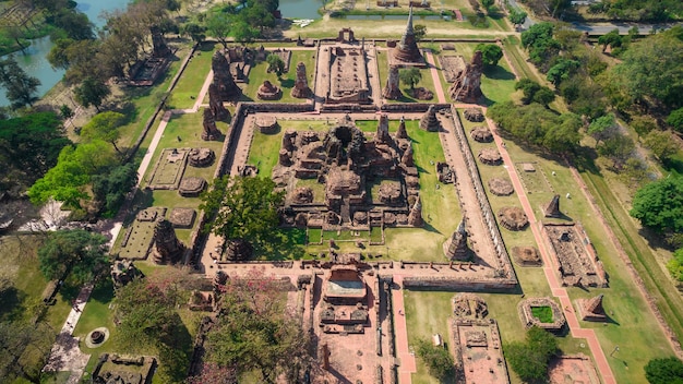 Luftbild von einer Drohne des Wat Mahathat im Ayutthaya Historical Park, Thailand, einer antiken Stätte oder einem Wahrzeichen, das von der UNESCO zum Weltkulturerbe erklärt wurde.