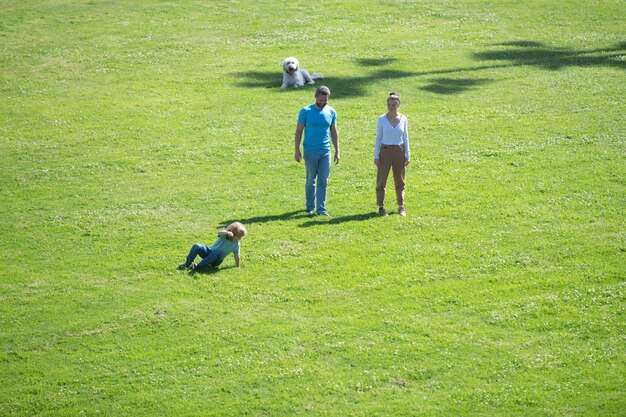 Luftbild von Eltern und Kindern im Urlaub, die zusammen Familienfreizeit im Freien spielen