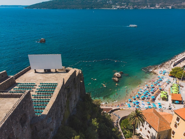 Luftbild von forte mare in herceg novi montenegro. sommerferienkonzept