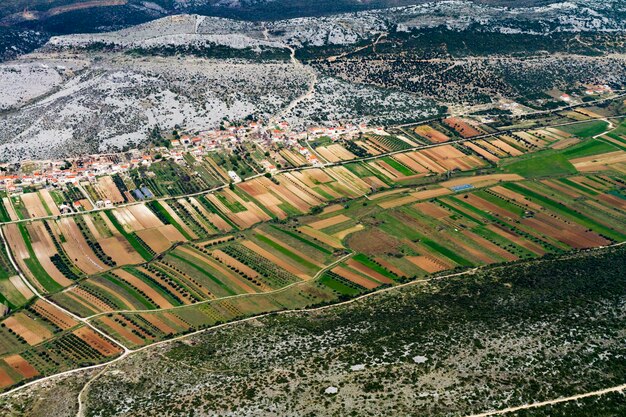 Foto luftbild von fruchtbaren feldern in der region zadar in der nähe der adria-küste