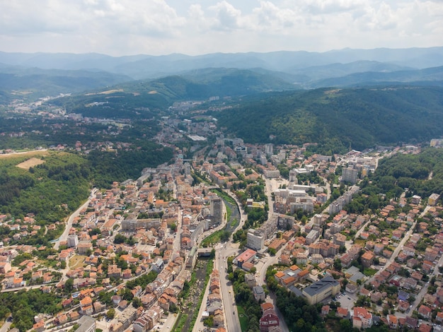 Luftbild von Gabrovo, einer Stadt im zentralen Norden Bulgariens