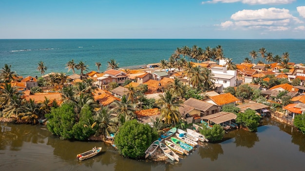 Luftbild von Häusern an der Küste in Negombo