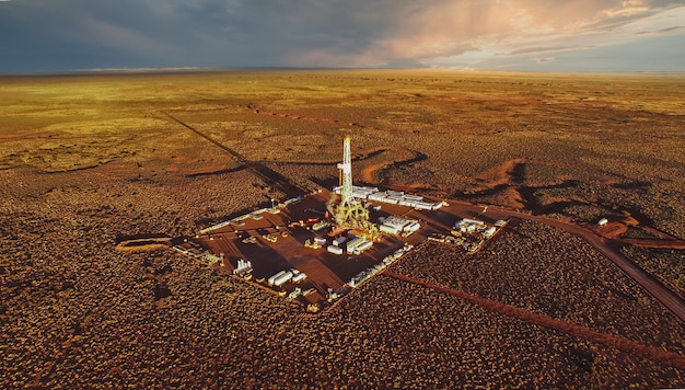 Luftbild von Hydrofracking-Geräten bei Sonnenuntergang. (FRACKING)