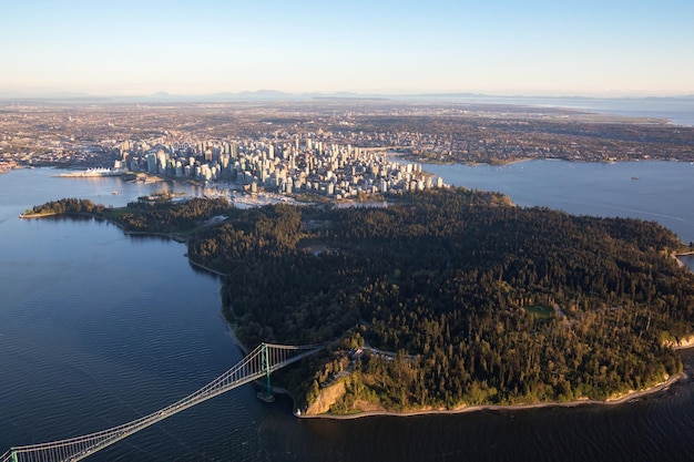 Luftbild von Lions Gate Bridge Stanley Park und Vancouver Downtown