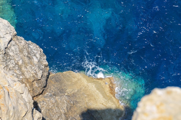Luftbild von Meereswellen in Menorca Balearen