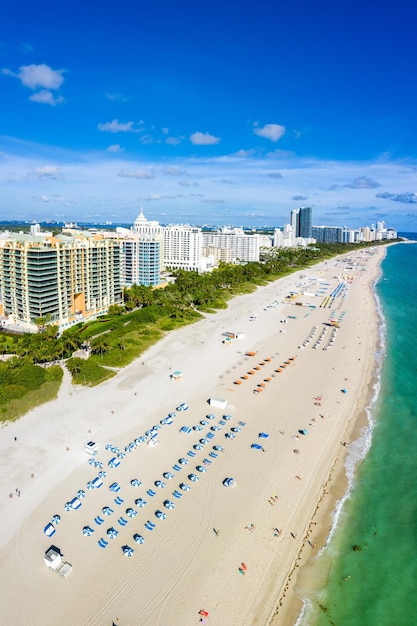 Luftbild von Miami Beach Florida Hochformat Urlaub am Meer in den Vereinigten Staaten