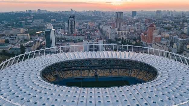 Luftbild von oben auf das Stadion und das Stadtbild von Kiew bei Sonnenuntergang von oben Skyline der Stadt Kiew Ukraine