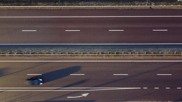 Luftbild von oben auf das Transportkonzept des Straßenautoverkehrs