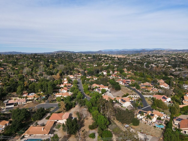 Luftbild von oben auf das wohlhabende Herrenhaus im East Canyon-Gebiet von Escondido, San Diego, Kalifornien