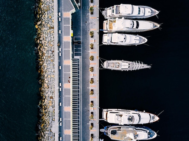 Luftbild von oben auf die Luxusyachten im Yachthafen in Italien