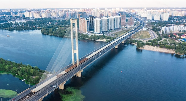 Luftbild von oben auf die Südbrücke in der Stadt Kiew von oben Kiew Skyline Ukraine