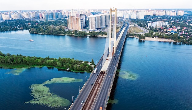 Luftbild von oben auf die Südbrücke in der Stadt Kiew von oben Kiew Skyline Ukraine