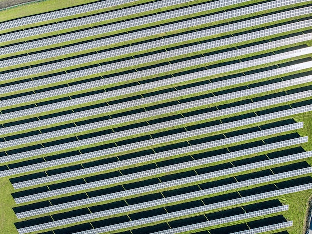 Luftbild von oben auf ein Solarpanel-Kraftwerk. Erneuerbares Energiekonzept