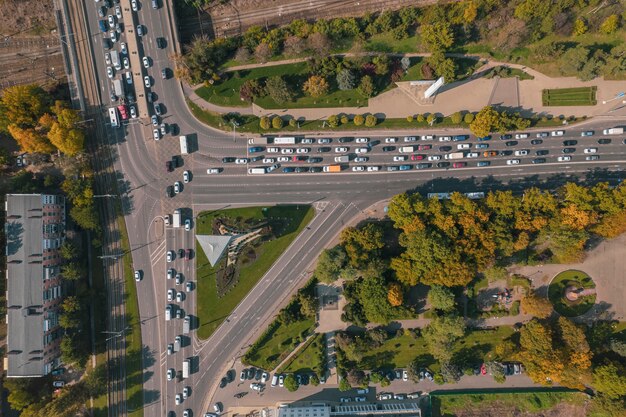 Luftbild von oben auf Kreuzungen mit Autoverkehr moderne städtische Kreuzungen und Kreuzungen