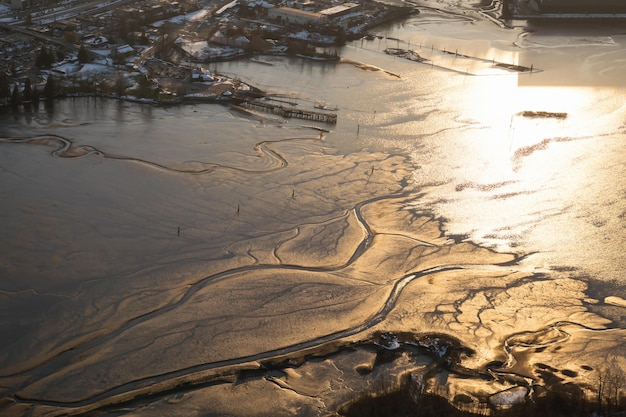 Luftbild von oben auf natürliche Muster im Sand bei Ebbe