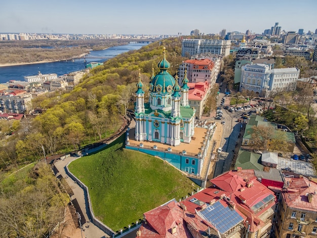 Luftbild von oben mit der Drohne der St.-Andreas-Kirche in der Stadt Kiew.