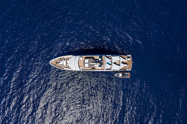 Luftbild von oben mit der Drohne einer Luxusyacht im Meer.