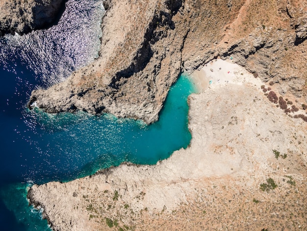 Luftbild von oben mit Drohne auf den Strand von Seitan Limania in der Bucht mit türkisfarbenem Wasser Kreta