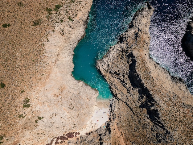 Luftbild von oben mit Drohne auf den Strand von Seitan Limania in der Bucht mit türkisfarbenem Wasser