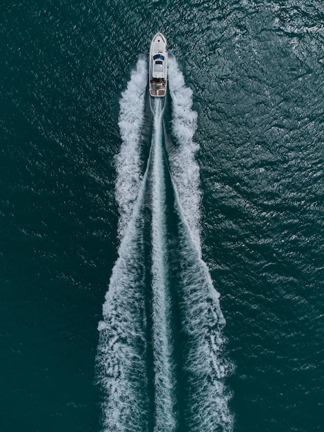 Luftbild von oben nach unten auf das Motorboot auf offener See am Sommertag