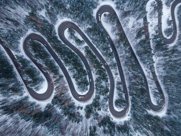 Foto luftbild von oben nach unten auf die kurvenreiche winterstraße im wald siebenbürgen rumänien