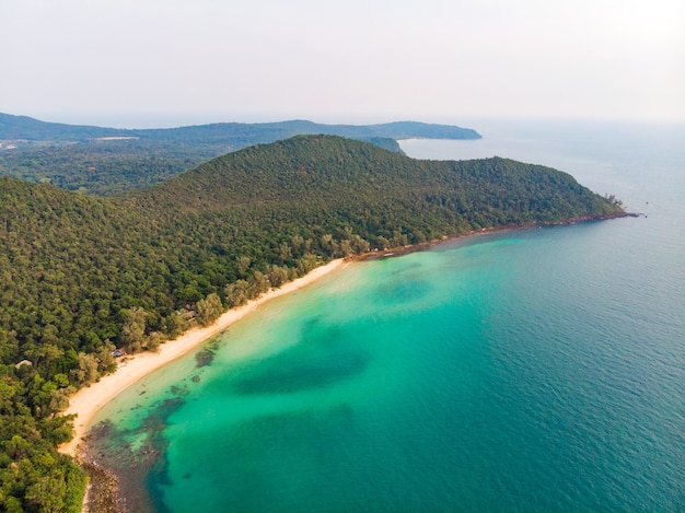 Luftbild von oben von fliegender Drohne einer erstaunlich schönen Meereslandschaft mit türkisfarbenem Wasser mit Kopienraum für Ihre Werbetextnachricht, Werbeinhalte. Perfekter Website-Hintergrund