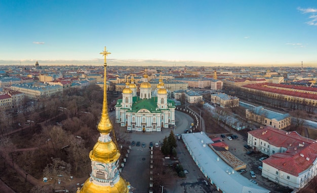 Luftbild von oben zur St. Nicholas Naval Sea Cathedral. Griboyedov-Kanal am Wintertag Petersburg Russland