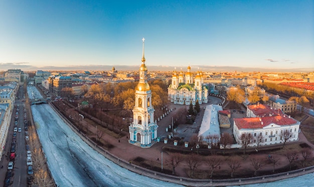 Luftbild von oben zur St. Nicholas Naval Sea Cathedral. Griboyedov-Kanal am Wintertag Petersburg Russland