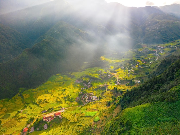 Foto luftbild von reisterrassen im muong hoa-tal in der provinz lao cai, vietnam landschaftspanorama von terrassenförmigen reisfeldern mit nebel am morgen spektakuläre reisfelder sonnenstrahl durch den himmel