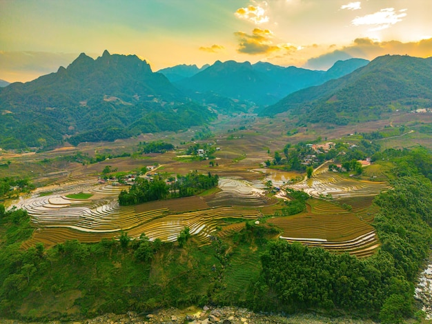 Luftbild von Reisterrassen in der Provinz Sang Ma Sao Y Ty Lao Cai in Vietnam. Landschaftspanorama von Vietnams terrassierten Reisfeldern von Sang Ma Sao. Spektakuläre Reisfelder. Genähte Panoramaaufnahme