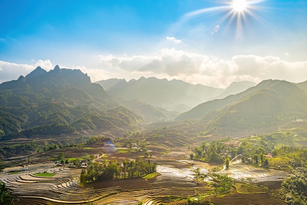 Luftbild von Reisterrassen in der Provinz Sang Ma Sao Y Ty Lao Cai in Vietnam. Landschaftspanorama von Vietnams terrassierten Reisfeldern von Sang Ma Sao. Spektakuläre Reisfelder. Genähte Panoramaaufnahme