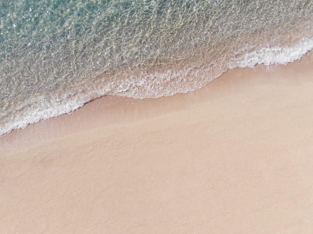 Luftbild von Sandy Beach und Blue Sea mit Welle