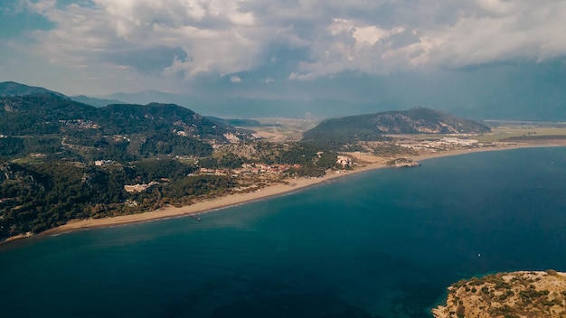 Luftbild von Sarigerme Sarced Beach in der Türkei. Foto in hoher Qualität