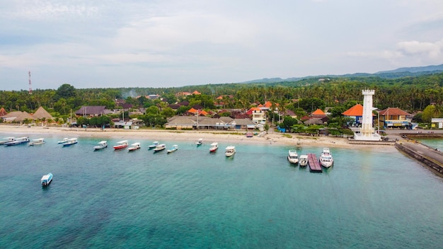 Luftbild von Schiffen in Nusa Penida Island Pier sehr schönes klares blaues Wasser