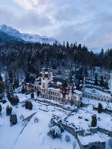 Luftbild von Schloss Peles im Winter Sinaia Rumänien