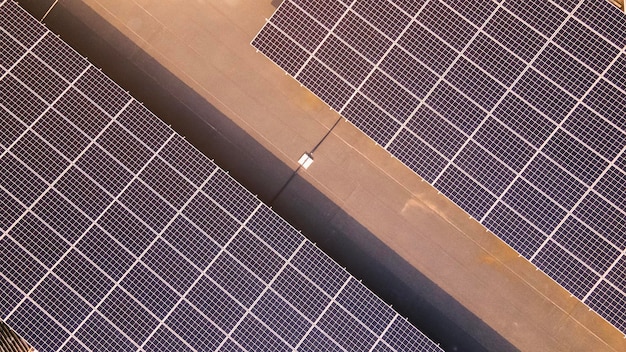 Luftbild von Sonnenkollektoren auf einem Gebäude Öko-Gebäude oder Fabrik Solar- oder Photovoltaikzelle