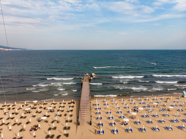 Luftbild von Sonnenstrand in Bulgarien Sandstrand Sonnenliegen und Sonnenschirme Drohnenansicht von oben Sommerurlaubsziel