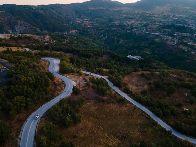 Luftbild von Straßen in Griechenland Thessalien Berge kopieren Raum Sonnenaufgang