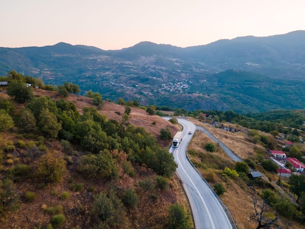 Luftbild von Straßen in Griechenland Thessalien-Gebirge