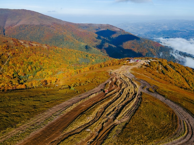 Luftbild von suv-offroad-reisen, die von einem berghügel hinaufklettern