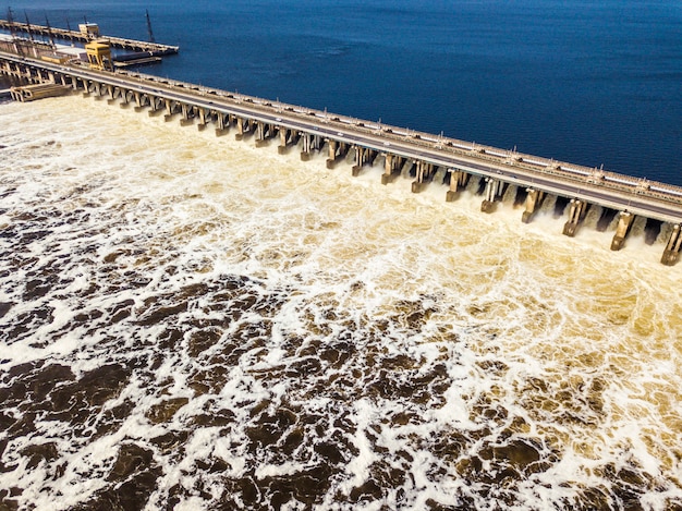 Luftbild von Wasserkraftwerk Damb mit Wasser durch ihn