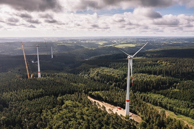 Luftbild von Windkraftanlagen uBaustelle