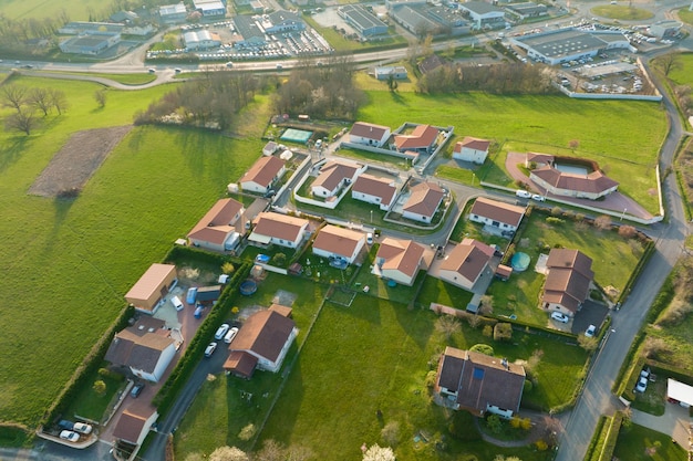 Luftbild von Wohnhäusern in grüner ländlicher Vorstadt