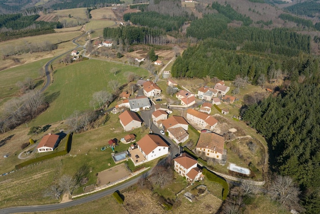 Luftbild von Wohnhäusern in grüner ländlicher Vorstadt