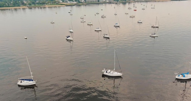 Luftbild von Yachthafen-Segelbooten auf dem Ozean