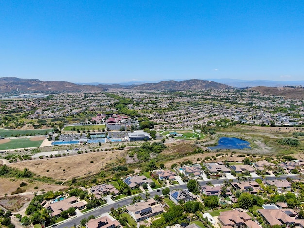 Luftbild Vorstadtviertel mit großen Villen nebeneinander in San Diego South California