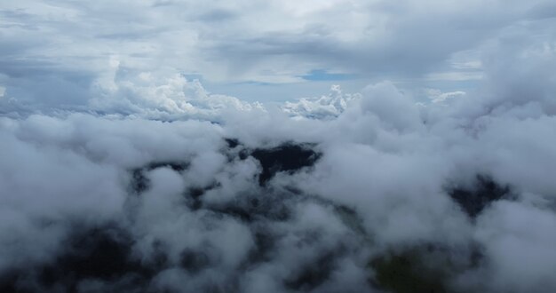 Luftbild weiße Wolken. Blick von der Drohne. Luftbild Wolkengebilde. Von oben betrachten. Sonnenaufgang oder Sonnenuntergang über Wolken.