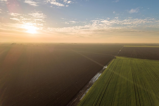 Luftbild Wolken über grüne landwirtschaftliche Felder.